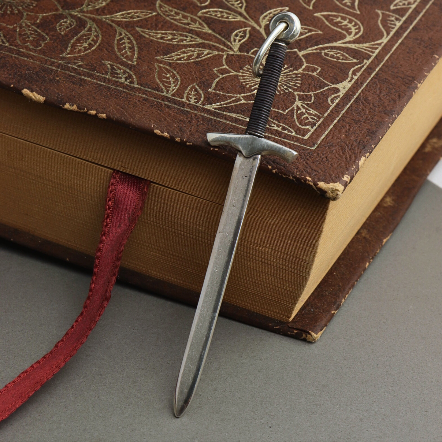 Hero's Greatsword Pendant
